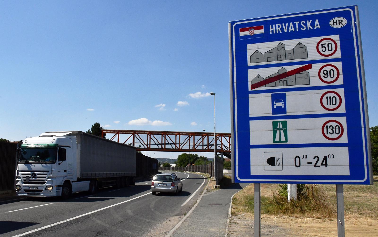 29.07.2022., Slavonski Brod - Pojacan promet putnickih i teretnih vozila na granicnom prijelazu s BiH u Slavonskom Brodu.
  Photo: Ivica Galovic/PIXSELL