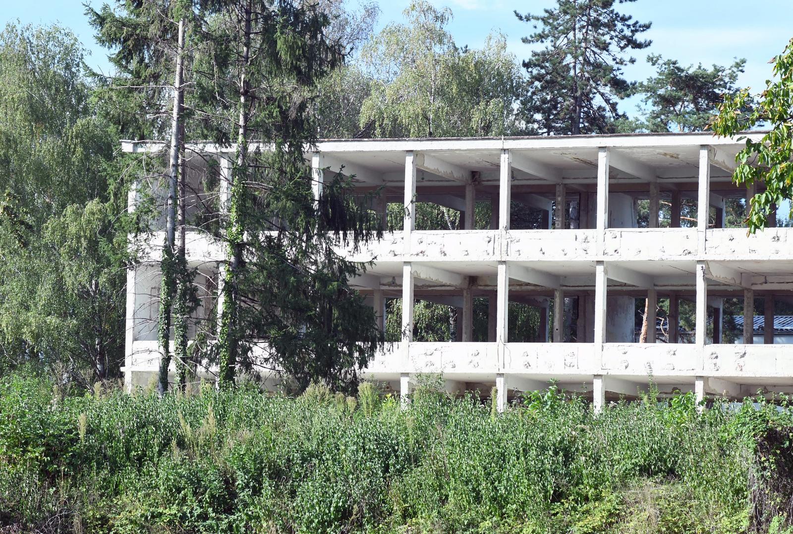 29.08.2022., Petrinja - Odrzano je je Javno predstavljanje projekta rekonstrukcije Srednje skole Petrinja. 
Republika Hrvatska kroz Projekt obnove nakon potresa i jacanje pripravnosti javnog zdravstva provodi projekt rekonstrukcije Srednje skole Petrinja. Rekonstrukcija se provodi iz zajma Svjetske banke. Lokacija nove Srednje skole Petrinja. Photo: Nikola Cutuk/PIXSELL