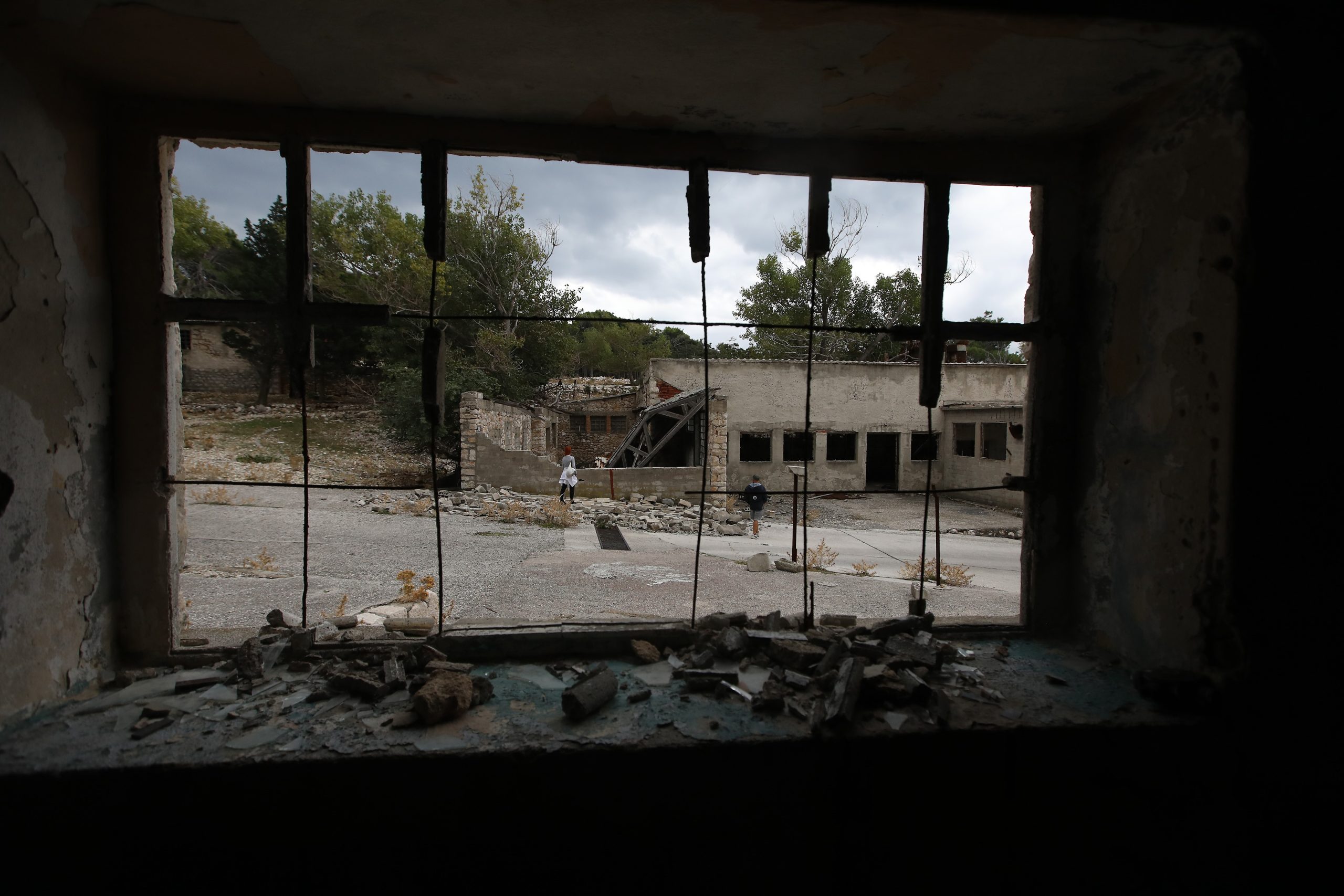 29.09.2019., Goli otok - Goli otok nalazi se u sjevernom dijelu Velebitkog kanala, izmedju otoka Raba, Prvica i Svetog Grgura .Goli otok u proslosti je sluzio za ispasu ovaca do 1. Svjetkog rata kada ga Austro-ugarska pretvara u logor za ruske zarobljenike. Nakon sukoba Josipa Broza Tita i iJosifa Visarionovica Staljina 1948. jugoslavenska vlast pretvara u logor za politicke zatvorenike. Do 1956. g. logor je spadao pod federalnu vlast, a zatim prelazi u nadleznost SR Hrvatske i u logor uz politicke zatvorenike smijestaju i zatvorenike koji su pocinili teske kriminalne radnje, ubojstva, kradje. Logor je prestao s radom 1988., a potpuno je napusten 1989. god. Goli otok sad posjecuju samo radoznali turisti i poneko izaslanstvo koje komemorirar stradale politicke zatvorenike. rPhoto: Boris Scitar/Vecernji list/PIXSELL