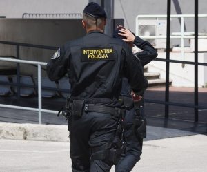 30.05.2021., Sibenik - Zbog prometne nesreca koja se rano jutros dogodila na autocesti Zagreb-Split, a kojoj su navodno sudjelovali migranti veci broj policijskih sluzbenika Sibensko-kninske zupanije ispred sibenske bolnice.rPhoto: Hrvoje Jelavic/PIXSELL