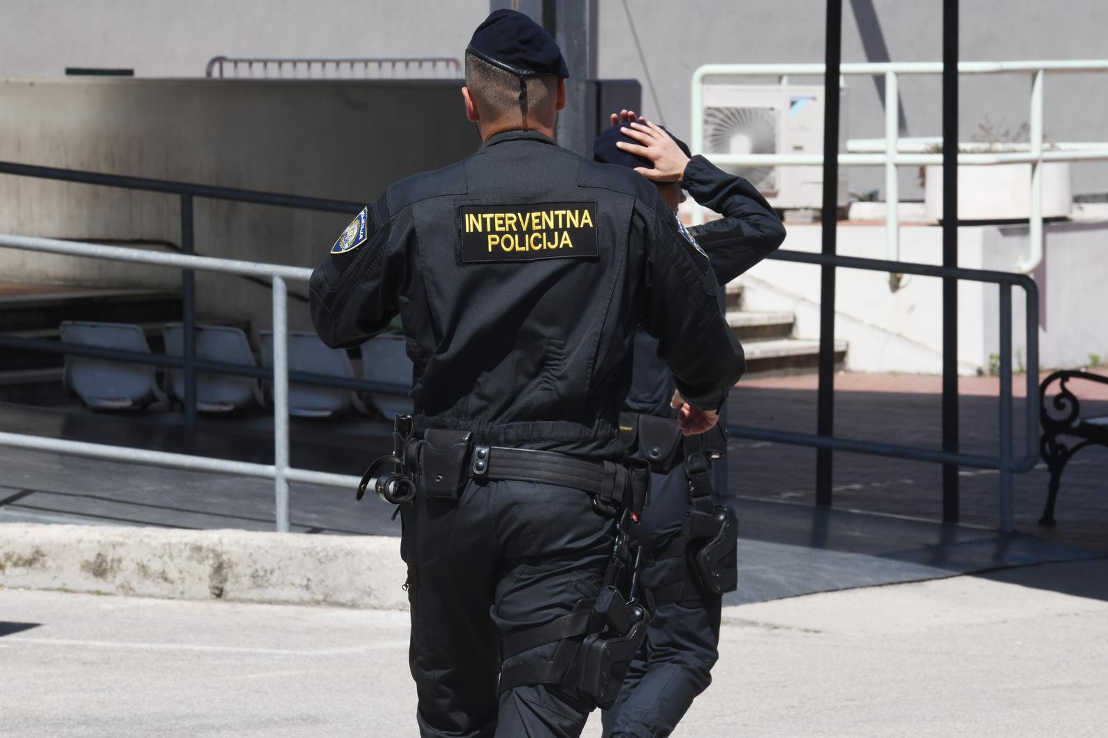 30.05.2021., Sibenik - Zbog prometne nesreca koja se rano jutros dogodila na autocesti Zagreb-Split, a kojoj su navodno sudjelovali migranti veci broj policijskih sluzbenika Sibensko-kninske zupanije ispred sibenske bolnice.rPhoto: Hrvoje Jelavic/PIXSELL
