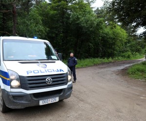 30.05.2022., Rakovica - Policija i vojska blokirale su ceste prema mjestu pronalaska cessne u Brocancu. Cessna je pronadena na nepristupacnom i sumovitom terenu ispod brda Brocanska kosa. Photo: Kristina Stedul Fabac/PIXSELL