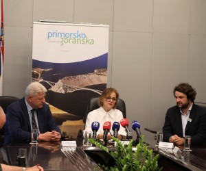 31.08.2022., Rijeka - Na konferenciji za novinare u sjedistu zupanije primorsko goranske predstavljen je kurikulum gradjanskog odgoja i obrazovanja u srednjoj skoli "Skola i zajednica" (SIZ),  koji se uvodi u vise skola u PGZ. O kurikulumu su govorili: zupan Zlatko Komadina, rektorica Snjezana Prijic Samarzija, ravnatelj Instituta za drustvena istrazivanja u Zagrebu Boris Jokic i procelnica za odgoj i obrazovanje Edita Stilin.
Photo: Goran Kovacic Photo: Goran Kovacic/PIXSELL
