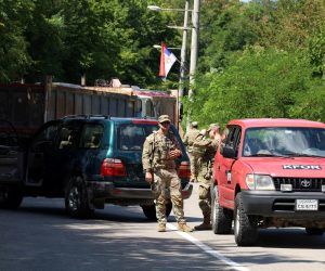 U.S. troops part of KFOR are seen as trucks block a road in Zupce, Kosovo August 1, 2022. REUTERS/Fatos Bytyci NO RESALES. NO ARCHIVES. Photo: Stringer/REUTERS