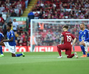 Soccer Football - Pre Season Friendly - Liverpool v RC Strasbourg - Anfield, Liverpool, Britain - July 31, 2022 General view as players kneel in support of the Black Lives Matter campaign before the match REUTERS/Peter Powell Photo: Peter Powell/REUTERS