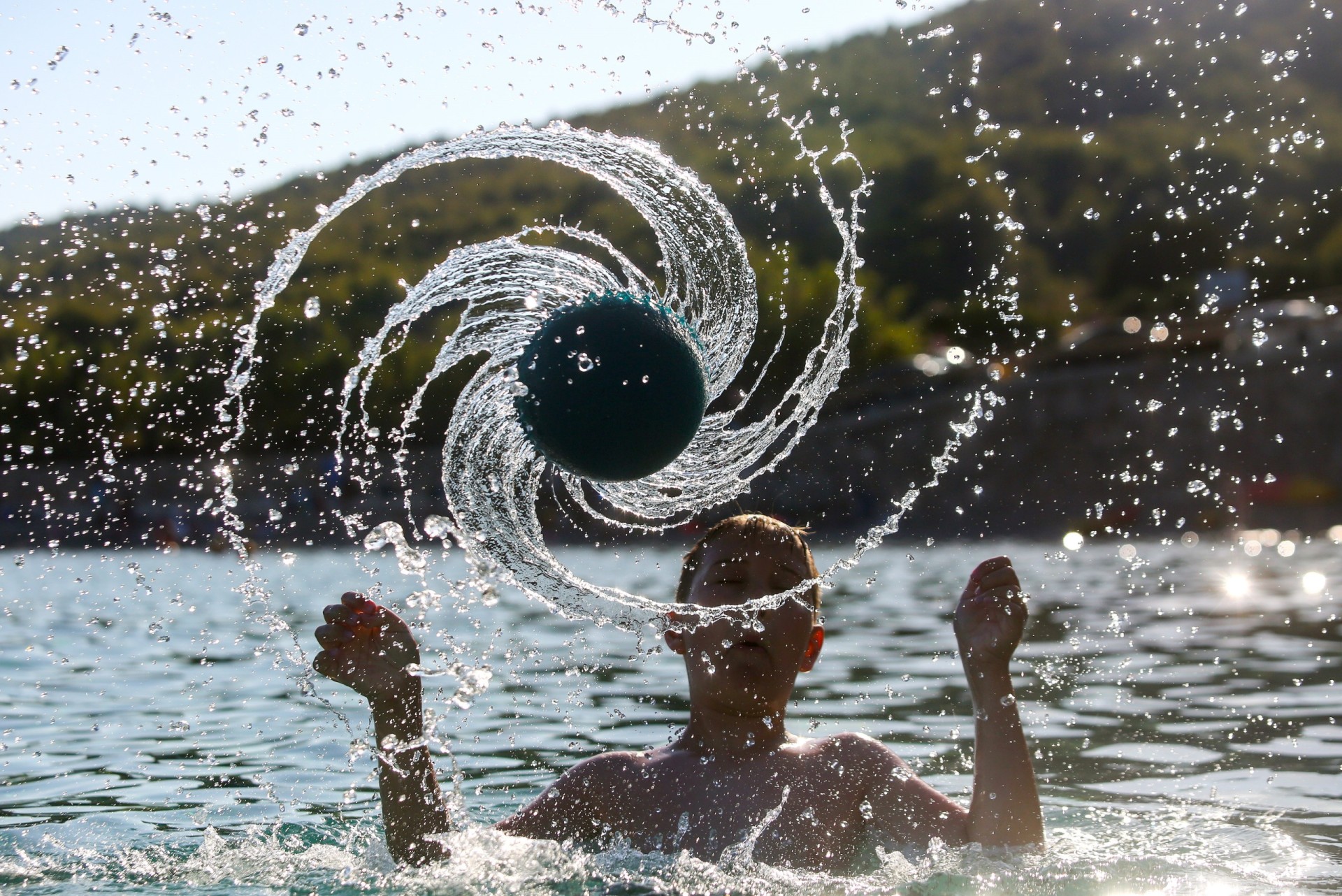 29.07.2020., Otok Vis - Djecja igra u moru. Photo: Marin Tironi/PIXSELL.