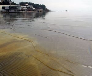 Split, 24.3.2010 - Naftne mrlje u moru, nastale kad je iz spremnika broda "Tin Ujeviæ" pri udaru u obalu u ponedjeljak naveèer u splitskoj luci isteklo vie od 33 tone nafte, najveæim su dijelom uklonjene sredstvima za upijanje masnoæe s morske povrine, tzv. apsorbentima, i sredstvima za rastvaranje masnih naftnih mrlja, tzv. disperzantima, izjavio je danas Drago Tudiæ, savjetnik za incidente na moru tvrtke "Cian" koja se bavi èiæenjem. Na slici splitska plaa Baèvice.
foto FaH/ Veljko MARTINOVIÆ/ ua