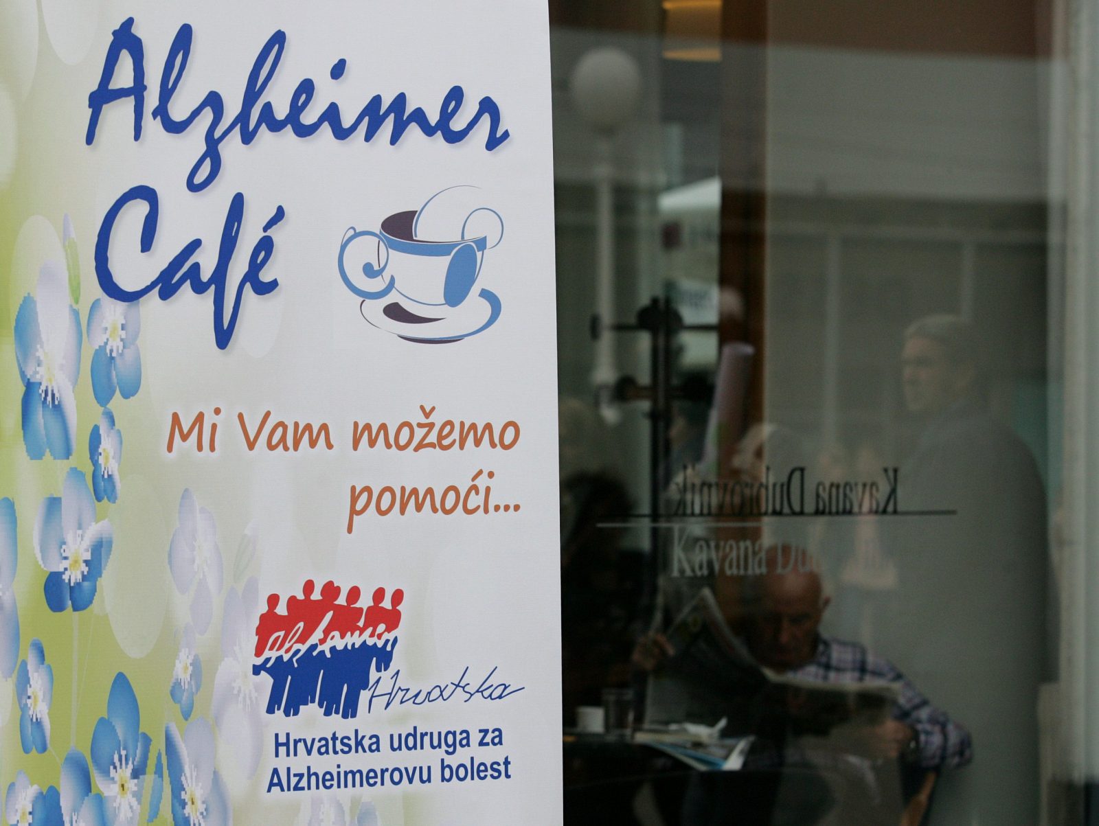 Zagreb, 21.9.2013. - Obiljeavanje Svjetskog dana Alzheimerove bolesti. U kavani Dubrovnik na Trgu bana Jelaèiæa Danas od 11 do 13 sati po prvi put je organiziran Alzheimer Cafe.
foto FaH/ Lana SLIVAR DOMINIÆ/ lsd
