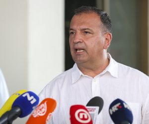 Zagreb, 06.08.2022 - Hrvatski ministar zdravstva Vili Beroš sastao se u KBC Zagreb s poljskim kolegom Adamom Niedzielskim. Dvojica ministra obišli su ozlijeđene u prometnoj nesreći koji su smješteni u KBC Zagreb i nakon toga dali izjavu za medije. Na slici ministar Vili Beroš.
foto HINA/ Damir SENČAR/ ds