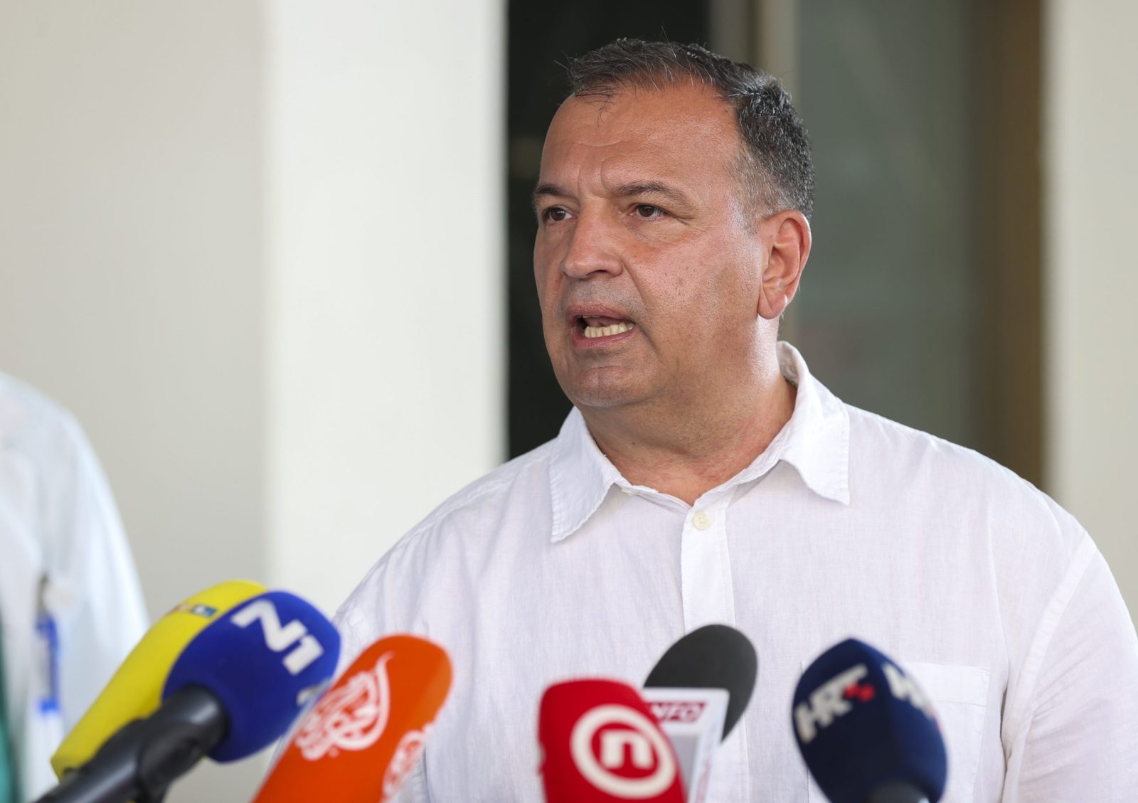 Zagreb, 06.08.2022 - Hrvatski ministar zdravstva Vili Beroš sastao se u KBC Zagreb s poljskim kolegom Adamom Niedzielskim. Dvojica ministra obišli su ozlijeđene u prometnoj nesreći koji su smješteni u KBC Zagreb i nakon toga dali izjavu za medije. Na slici ministar Vili Beroš.
foto HINA/ Damir SENČAR/ ds