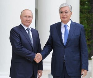 epa10129175 Russian President Vladimir Putin (L) and Kazakh President Kassym-Jomart Tokayev (R) shake hands during a meeting in the Black sea resort of Sochi, Russia, 19 August 2022. Kazakhstan's President is on a working visit in Sochi.  EPA/NIKITA ORLOV / KREMLIN POOL / SPUTNIK MANDATORY CREDIT