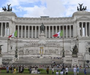 epa10129480 Tourists in downtown Rome, Italy, 19 August 2022. According to the Italian tourism body 'CNA Turismo e Commercio', Italy's mid-August Ferragosto holiday will see over 10 million tourists staying in Italian accommodations between 12 and 21 August, recording a result even better than the pre-pandemic summer of 2019, with overall spending of about 3.5 billion euros.  EPA/MAURIZIO BRAMBATTI BT