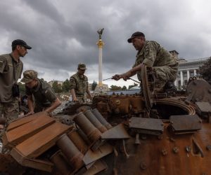epa10130453 Ukrainian soldiers on a Russian tank that was destroyed in fights with the Ukrainian army, displayed on Khreshchatyk street, in downtown Kyiv, ahead of the 'Independence Day', Ukraine, 20 August 2022. Ukrainians will mark the 31st anniversary of Ukraine's independence from the Soviet Union in 1991, as the Russian invasion continues. Russian troops on 24 February entered Ukrainian territory, starting the conflict that has provoked destruction and a humanitarian crisis.  EPA/ROMAN PILIPEY