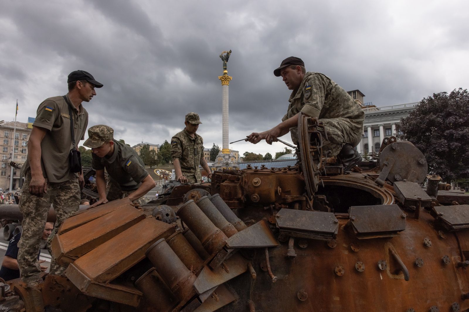 epa10130453 Ukrainian soldiers on a Russian tank that was destroyed in fights with the Ukrainian army, displayed on Khreshchatyk street, in downtown Kyiv, ahead of the 'Independence Day', Ukraine, 20 August 2022. Ukrainians will mark the 31st anniversary of Ukraine's independence from the Soviet Union in 1991, as the Russian invasion continues. Russian troops on 24 February entered Ukrainian territory, starting the conflict that has provoked destruction and a humanitarian crisis.  EPA/ROMAN PILIPEY