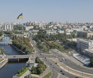 epa10134611 A Ukrainian flag flies above the city of Kharkiv, Ukraine, 23 August 2022. Ukraine marks National Flag Day one day prior to Independence Day, which is celebrated on 24 August. Kharkiv and surrounding areas have been the target of heavy shelling since February 2022, when Russian troops entered Ukraine starting a conflict that has provoked destruction and a humanitarian crisis.  EPA/SERGEY KOZLOV