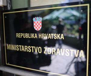 Zagreb, 24.08.2022. - Konferencija za medije u Ministarstvu zdravstva na kojoj će se iznijeti nalaz zdravstvene inspekcije i zaključak Stručnog povjerenstva o slučaju preminulog Vladimira Matijanića. Na fotografiji ploča Ministarstvo zdravstva.
foto HINA/ Dario GRZELJ/ ml
