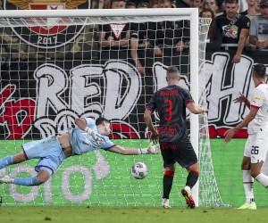 epa10138838 Ivan Schranz of Slavia Prague (R) scores the 2-0 lead during the UEFA Europa Conference League fourth qualifying round, second leg soccer match between Slavia Prague and Rakow Czestochowa in Prague, Czech Republic, 25 August 2022.  EPA/MARTIN DIVISEK