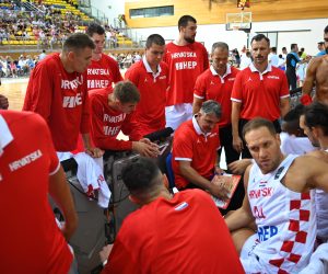 Opatija, 28.08.2022. - Utakmica 2. kola skupine E pretkvalifikacija za nastup na EuroBasketu košarkaša 2025. Hrvatska - Švicarska. Na fotografiji izbornik hrvatske reprezentacije Damir Mulaomerović i igrači.
foto HINA/ Miljenko KLEPAC/ ml