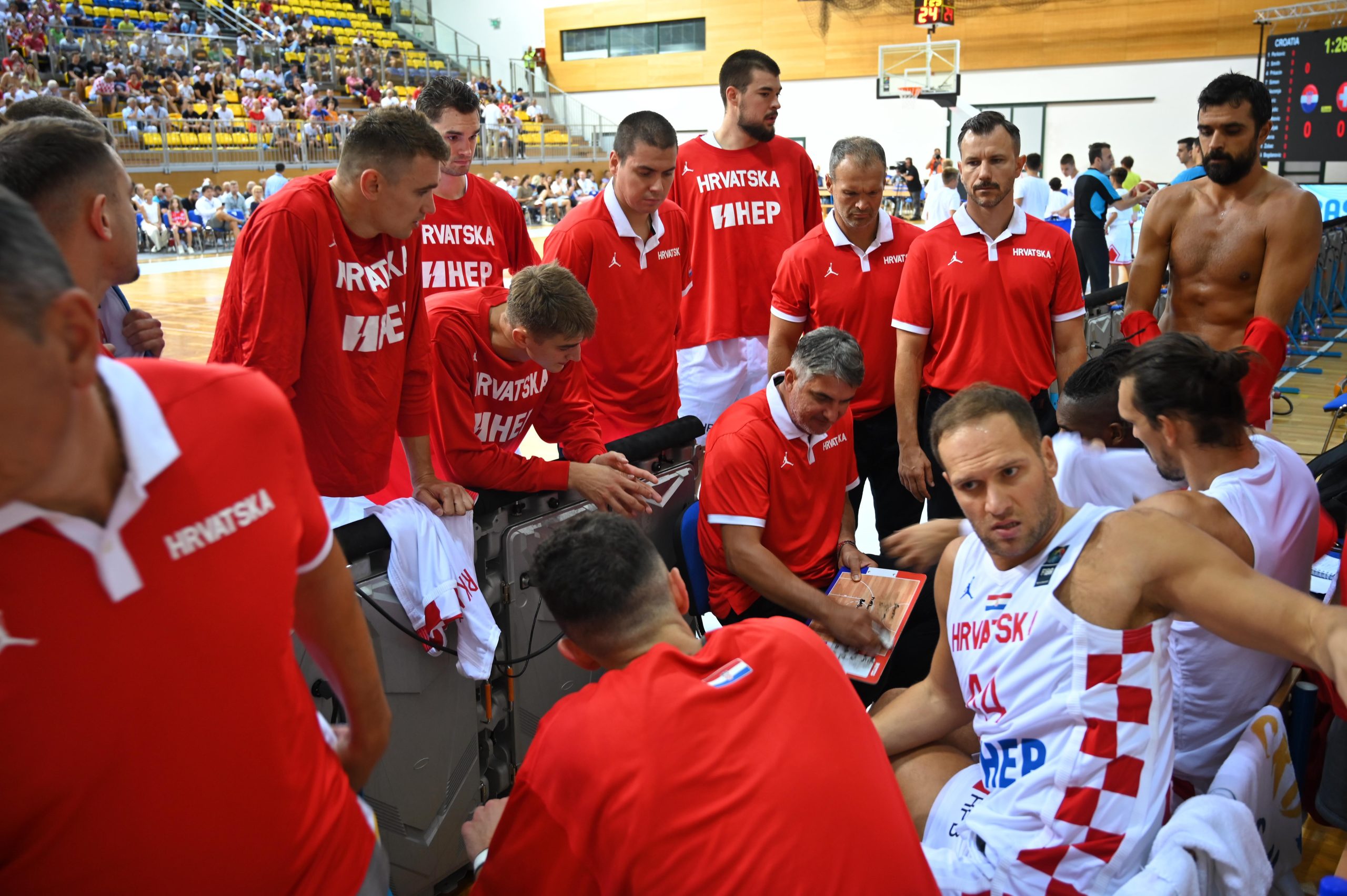 Opatija, 28.08.2022. - Utakmica 2. kola skupine E pretkvalifikacija za nastup na EuroBasketu košarkaša 2025. Hrvatska - Švicarska. Na fotografiji izbornik hrvatske reprezentacije Damir Mulaomerović i igrači.
foto HINA/ Miljenko KLEPAC/ ml