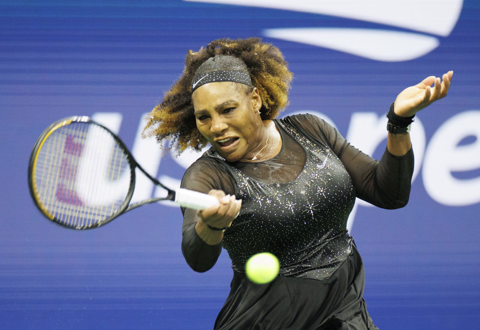 epa10146406 Serena Williams of the United States returns the ball against Danka Kovinic of Montenegro in their first round match, during the US Open Tennis Championships, at the USTA National Tennis Center, in Flushing Meadows, New York, USA, 29 August 2022. The US Open runs from 29 August through 11 September.  EPA/CJ GUNTHER
