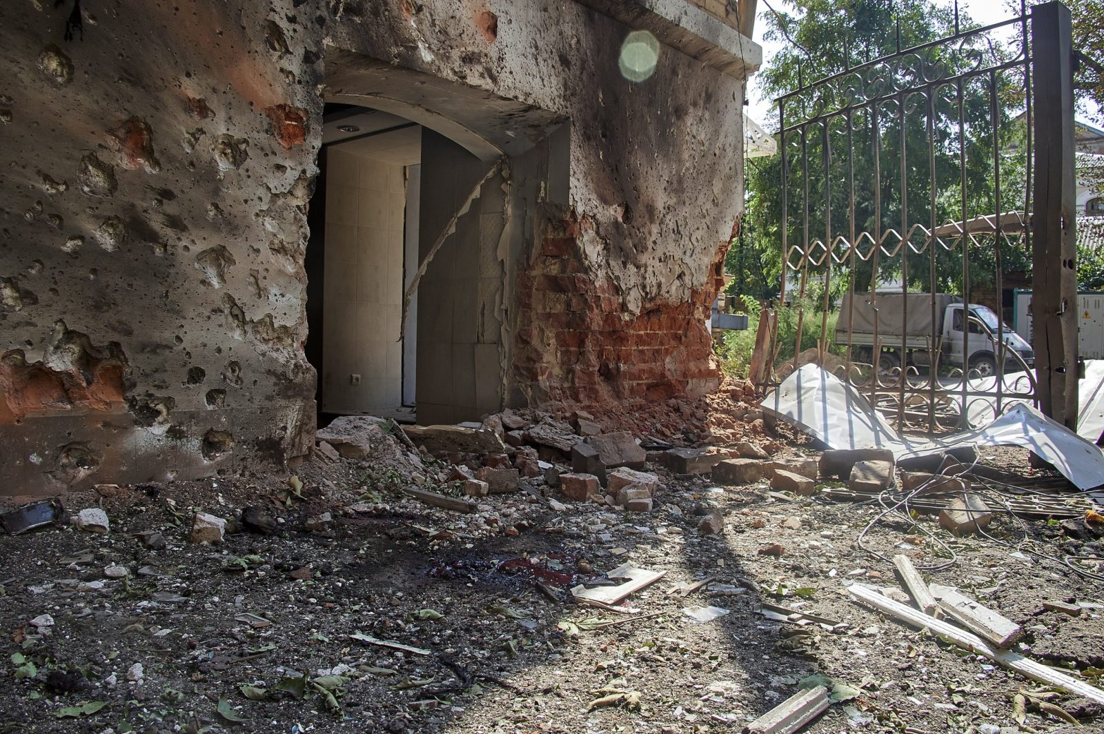 epa10147470 A damaged building after shelling in downtown Kharkiv, northeastern Ukraine, 30 August 2022, amid the Russian invasion. In the morning, about nine Russian strikes were reported on the Kharkiv city center killing four people and injuring 11 others, the Kharkiv Regional Prosecutor's Office said. Kharkiv and surrounding areas have been the target of heavy shelling since February 2022, when Russian troops entered Ukraine starting a conflict that has provoked destruction and a humanitarian crisis.  EPA/SERGEY KOZLOV