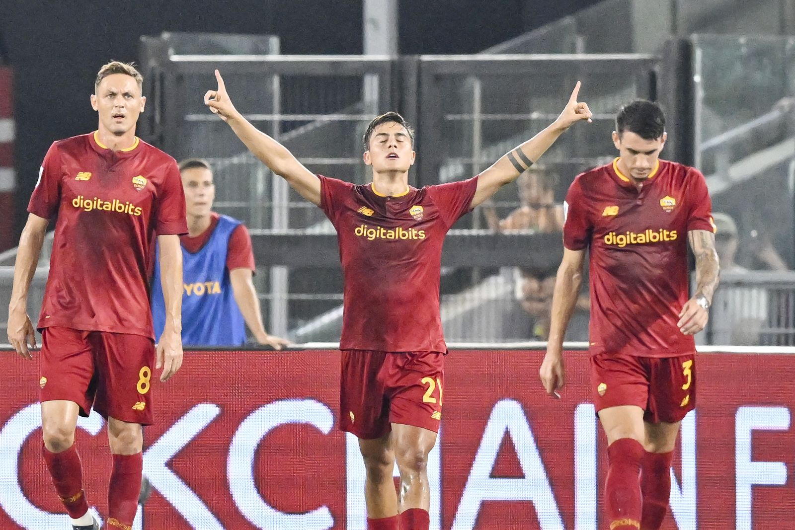 epa10148052 AS Roma's Paulo Dybala (C) celebrates after scoring a goal in the Italian Serie A soccer match AS Roma vs AC Monza at Olimpico stadium in Rome, Italy, 30 August 2022.  EPA/Alessandro Di Meo