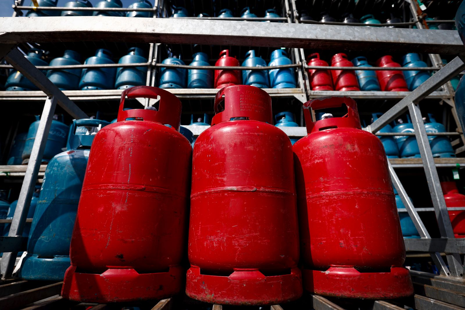 epa10149605 Gas cylinders lined up in the outdoor stock of a dealer in Sint-Pieters-Leeuw near Brussels, Belgium, 31 August 2022. A consultation committee entirely dedicated to the energy crisis is scheduled to meet on 31 August afternoon. All the heads of government in the country will meet to try to stop the rise in energy bills for Belgian citizens.  EPA/STEPHANIE LECOCQ