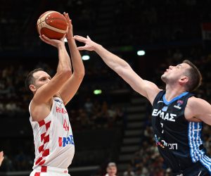 epa10155112 Croatia’s Bojan Bogdanovic (L) goes for a basket against Greece’s Dimitrios Agravanis during the FIBA EuroBasket 2022 group C stage match between Croatia and Greece at Assago Forum, near Milan, Italy, 02 September 2022.  EPA/Daniel Dal Zennaro