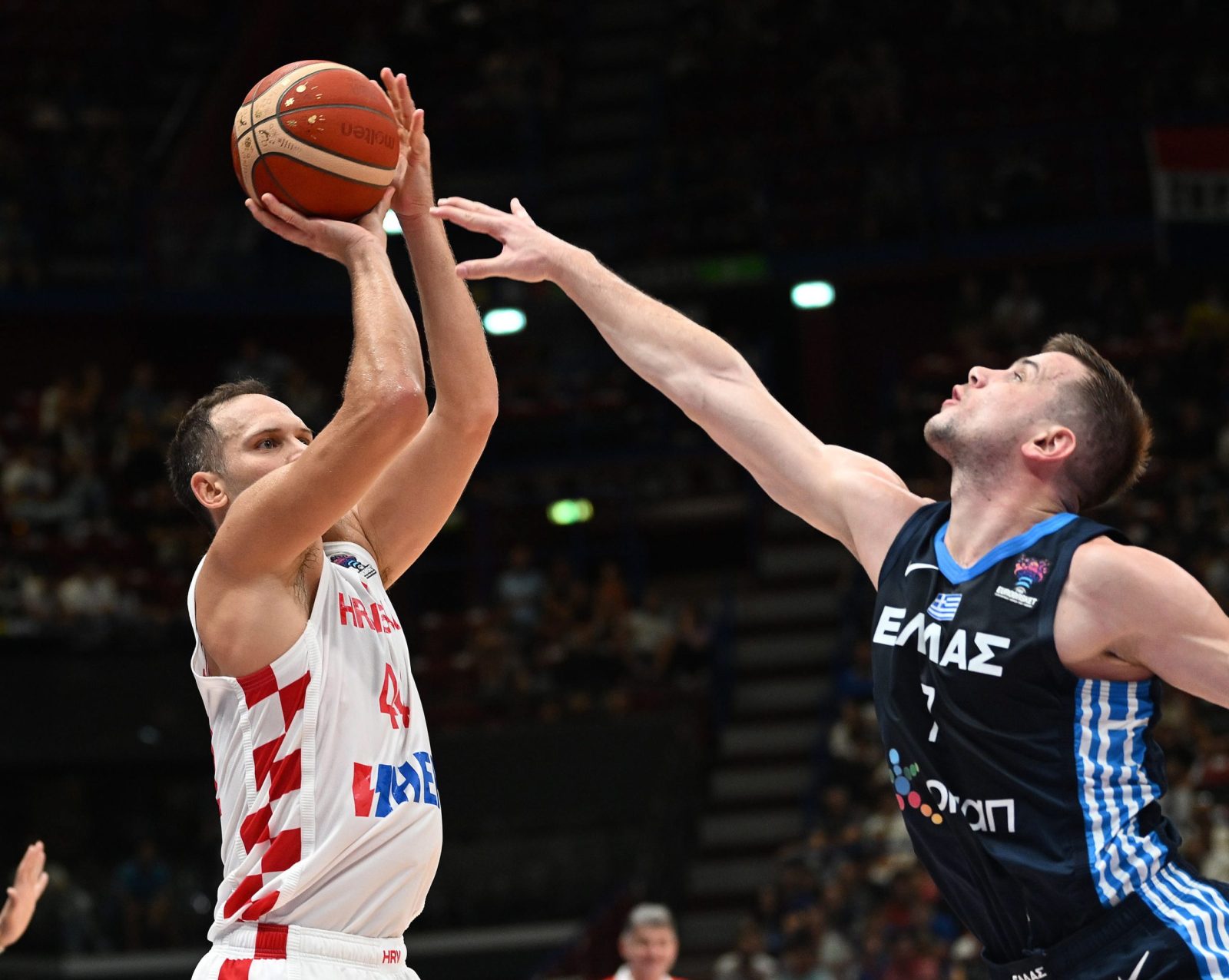 epa10155112 Croatia’s Bojan Bogdanovic (L) goes for a basket against Greece’s Dimitrios Agravanis during the FIBA EuroBasket 2022 group C stage match between Croatia and Greece at Assago Forum, near Milan, Italy, 02 September 2022.  EPA/Daniel Dal Zennaro
