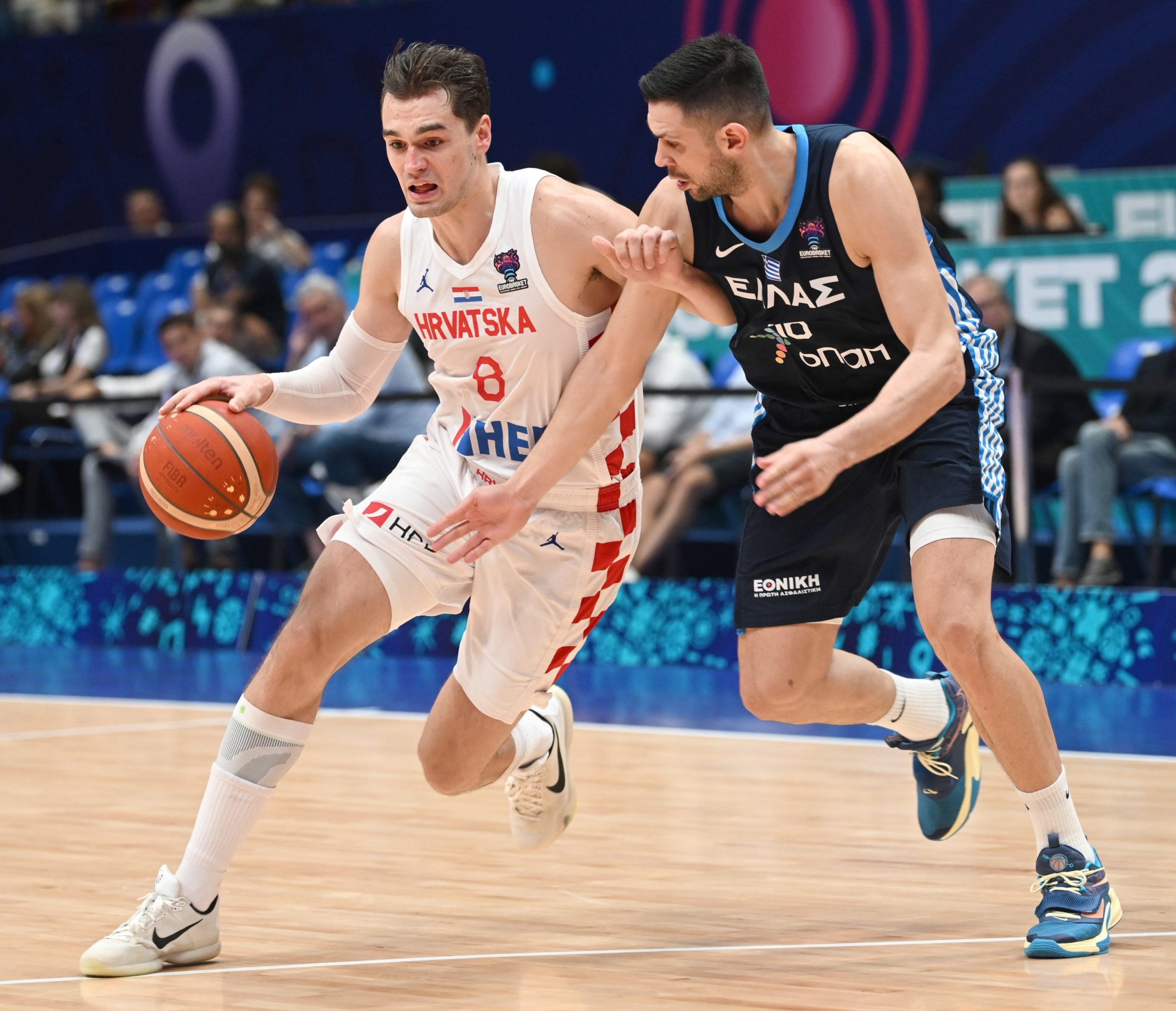 epa10155120 Croatia’s Mario Hezonja (L) goes for a basket against Greece’s Kostas Papanikolaou during the FIBA EuroBasket 2022 group C stage match between Croatia and Greece at Assago Forum, near Milan, Italy, 02 September 2022.  EPA/Daniel Dal Zennaro