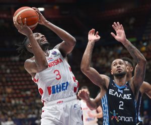 epa10155076 Croatia’s Jaleen Devon Smith (L) goes for a basket against Greece’s Tyler Dorsey during the FIBA EuroBasket 2022 group C stage match between Croatia and Greece at Assago Forum, near Milan, Italy, 02 September 2022.  EPA/Daniel Dal Zennaro