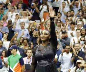 epaselect epa10156198 Serena Williams of the United States waves to the crowd after being defeated by Ajla Tomljanovic of Australia, during the third round at the US Open Tennis Championships at the USTA National Tennis Center in Flushing Meadows, New York, USA, 02 September 2022. The US Open runs from 29 August through 11 September.  EPA/JASON SZENES