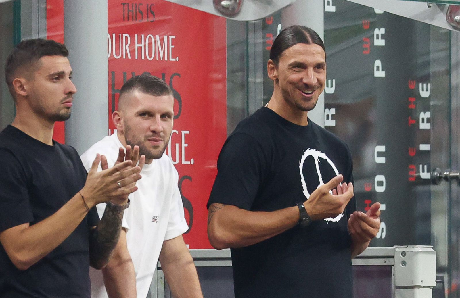 epa10157965 AC Milan's forward Zlatan Ibrahimovic (R) and AC Milan's forward Ante Rebic (2R) celebrate followig  the Italian Serie A soccer match between AC Milan and FC Inter Milan at Giuseppe Meazza stadium in Milan, Italy, 03 September 2022.  EPA/ROBERTO BREGANI