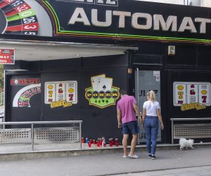 Zagreb, 4.9.2022 - Fotografija prikazuje automat klub u Lastovskoj ulici ispred kojeg su zapaljene svijeće za zaštitara preminulog od posljedica premlaćivanja.
Foto Hina/ Dario GRZELJ/ dag