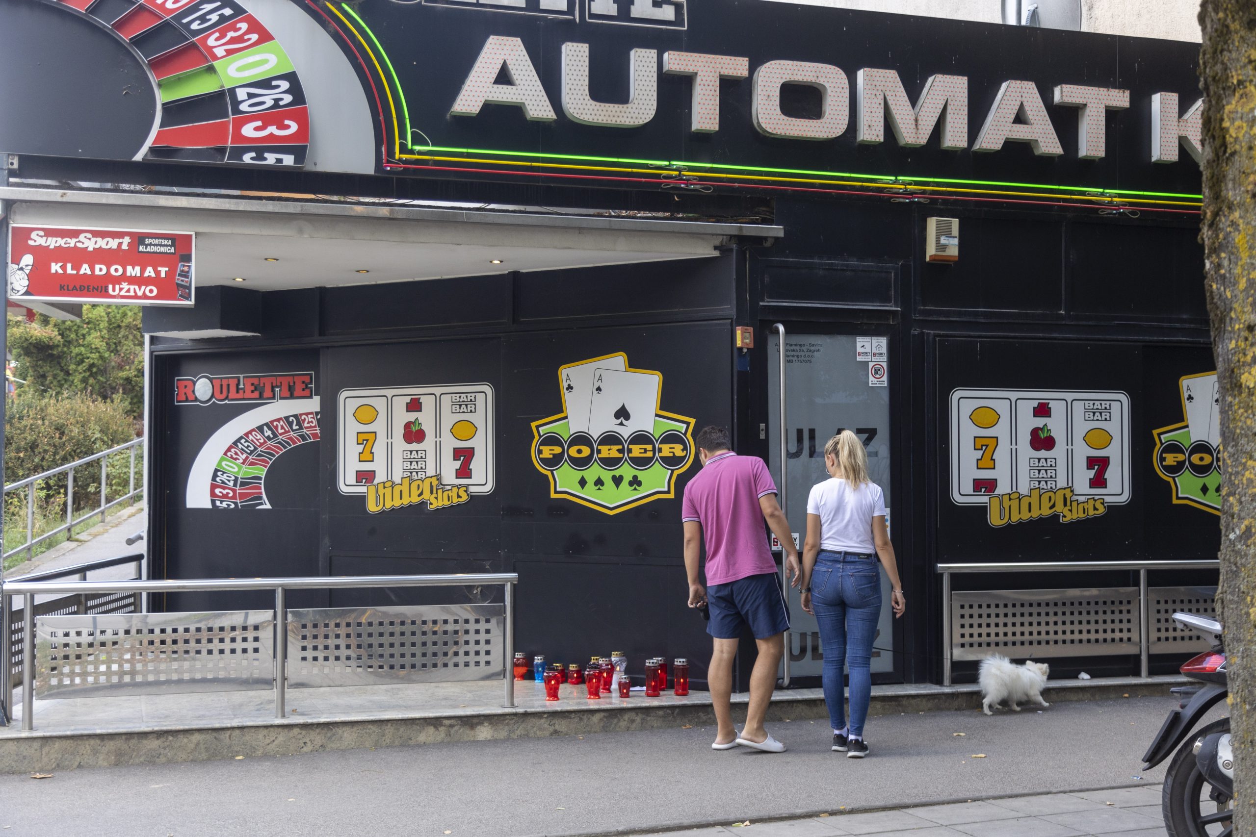 Zagreb, 4.9.2022 - Fotografija prikazuje automat klub u Lastovskoj ulici ispred kojeg su zapaljene svijeće za zaštitara preminulog od posljedica premlaćivanja.
Foto Hina/ Dario GRZELJ/ dag