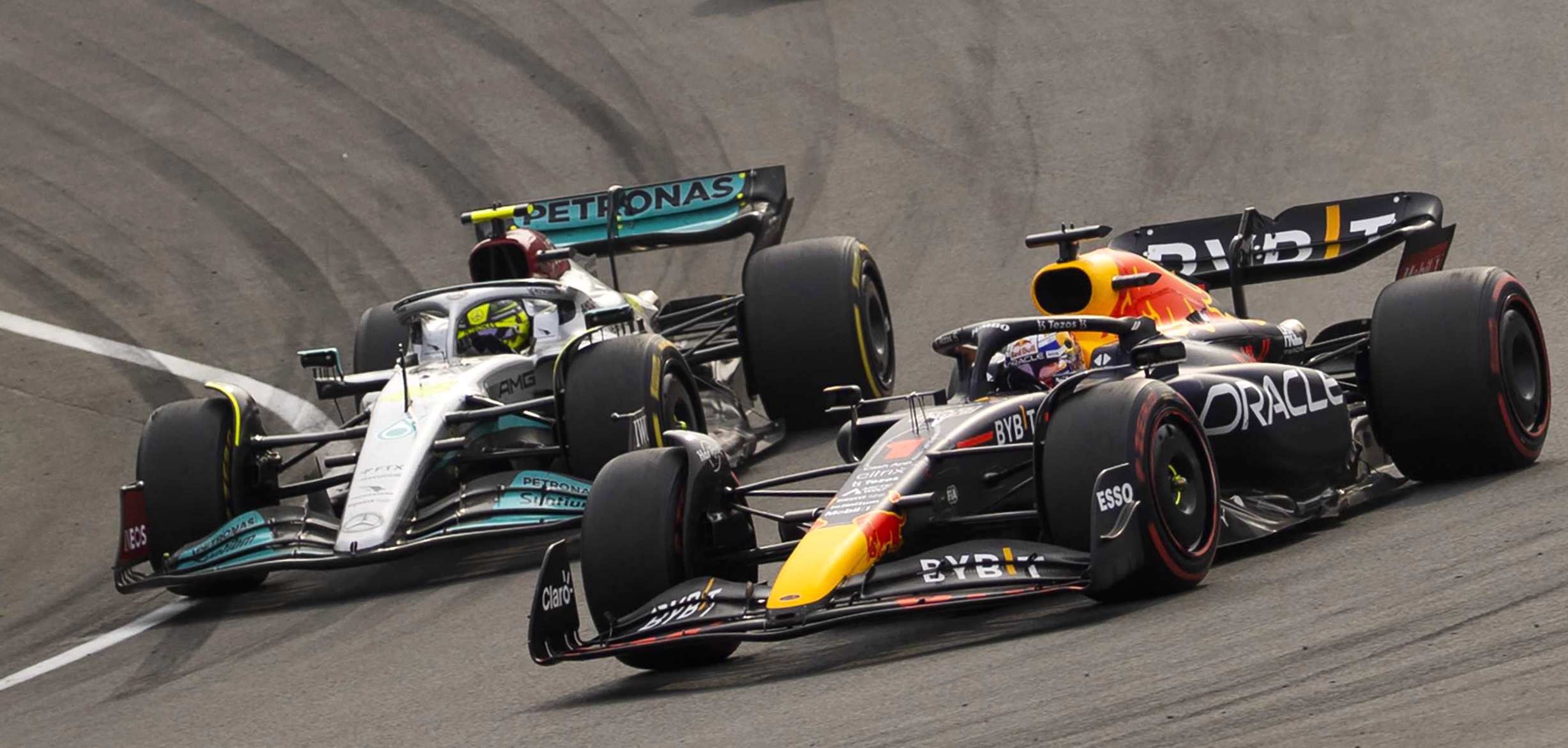 epaselect epa10159566 Dutch Formula One driver Max Verstappen  of Red Bull Racing (R) passes by British Formula One driver Lewis Hamilton of Mercedes-AMG Petronas during the Formula One Grand Prix of the Netherlands at the Zandvoort Circuit in Zandvoort, Netherlands, 04 September 2022.  EPA/REMKO DE WAAL