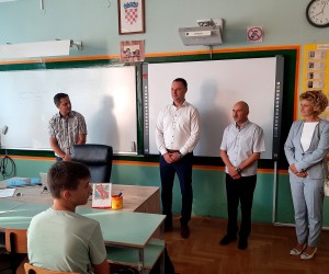 Bjelovar, 05.09.2022. - Povodom početka školske godine bjelovarsko-bilogorski župan Marko Marušić obišao je Obrtničku školu Bjelovar u društvu zamjenice Marije Jungić i ravnatelja škole Branka Cvetkovića. foto HINA/ Igor KOKORUŠ/ ml