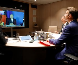 epa10161599 French President Emmanuel Macron (R) holds talks with German Chancellor Olaf Scholz on the energy crisis via video link, at the Elysee presidential palace in Paris, France, 05 September 2022.  EPA/LUDOVIC MARIN / POOL  MAXPPP OUT