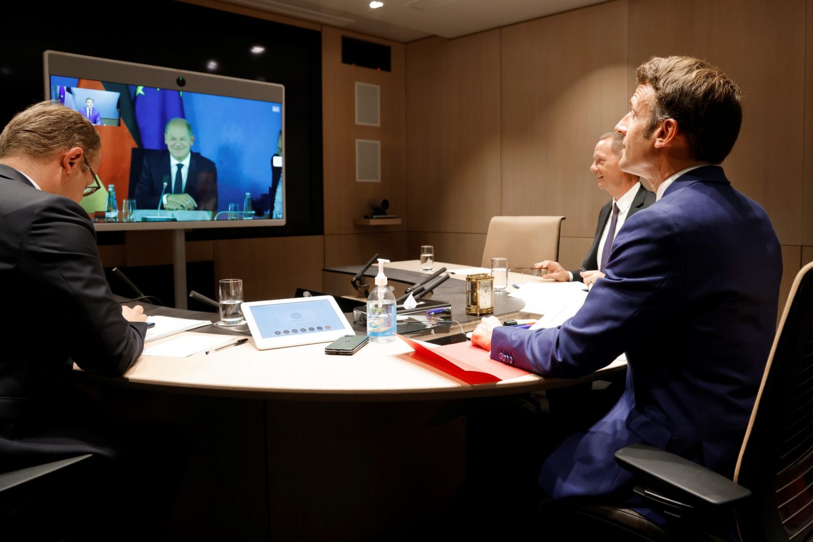 epa10161599 French President Emmanuel Macron (R) holds talks with German Chancellor Olaf Scholz on the energy crisis via video link, at the Elysee presidential palace in Paris, France, 05 September 2022.  EPA/LUDOVIC MARIN / POOL  MAXPPP OUT