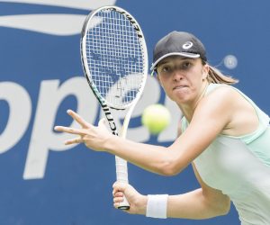 epa10162544 Iga Swiatek of Poland hits a return to Jule Niemeier of Germany  during their fourth round match of the US Open Tennis Championships at the USTA National Tennis Center in the Flushing Meadows, New York, USA, 05 September 2022. The US Open runs from 29 August through 11 September.  EPA/JUSTIN LANE