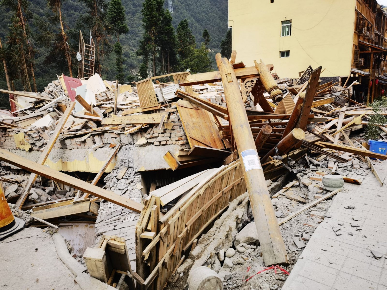 epa10162952 Collapsed building after an earthquake in Luding county, Ganzi prefecture, Sichuan Province, China, 05 September 2022 (issued 06 September 2022). A 6.8-magnitude earthquake struck Luding County, Ganzi prefecture, Sichuan province, at 12:52 PM on 05 September, 2022. As of 11:00 PM local time on 05 September, 46 people have been reported killed. On the first night after the earthquake, the People's Liberation Army and Armed Police forces, fire rescue, communication and power, medical rescue and other teams carried out rescue and resettlement work without sleep, and the current rescue work is continuing.  EPA/STRINGER CHINA OUT