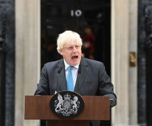 epa10163107 Outgoing British Prime Minister Boris Johnson makes a farewell speech at Downing Street, London, Britain, 06 September 2022. Boris Johnson will formally relinquish his role to Queen Elizabeth at Balmoral before the new Prime Minister is appointed.  EPA/NEIL HALL