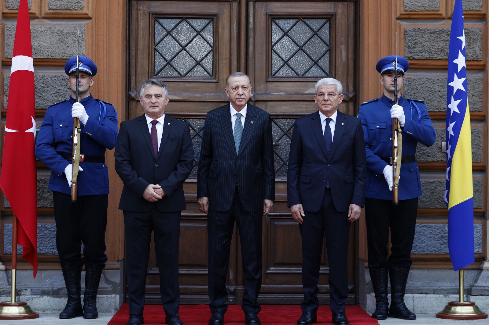 Sarajevo, 6.9.2022.- Predsjednik Turske Recep Tayyip Erdogan doputovao je u slubenu posjetu Bosni i Hercegovini. Na slici eljko Komiæ, Recep Tayyip Erdogan i efik Daferoviæ. 
foto HINA/ FENA/ Amer Kajmoviæ/ ua