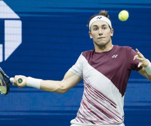 epa10164791 Casper Ruud of Norway hits a return to Matteo Berrettini of Italy during their quarterfinals match of the US Open Tennis Championships at the USTA National Tennis Center in the Flushing Meadows, New York, USA, 06 September 2022. The US Open runs from 29 August through 11 September.  EPA/JUSTIN LANE