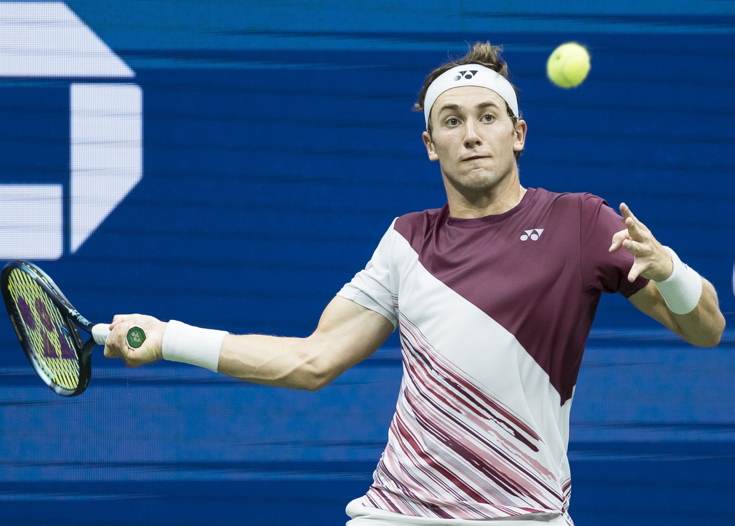 epa10164791 Casper Ruud of Norway hits a return to Matteo Berrettini of Italy during their quarterfinals match of the US Open Tennis Championships at the USTA National Tennis Center in the Flushing Meadows, New York, USA, 06 September 2022. The US Open runs from 29 August through 11 September.  EPA/JUSTIN LANE