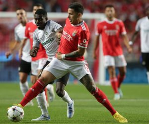 epa10165178 Benfica's Enzo Fernandez (C) in action against Haifa's Ali Mohamad (L) during the UEFA Champions League group H soccer match between SL Benfica and Maccabi Haifa in Lisbon, Portugal, 06 September 2022.  EPA/TIAGO PETINGA
