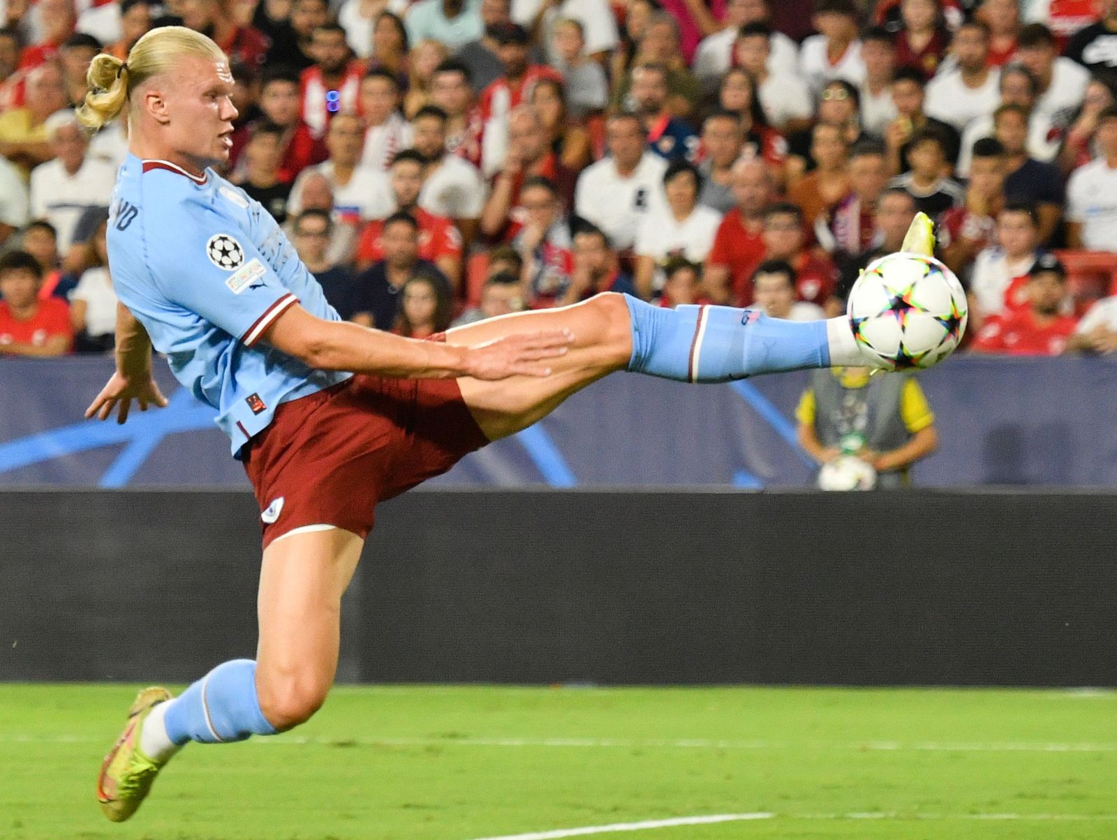 epa10165263 Manchester City's striker Erling Haaland (L) scores the 0-1 goal during the UEFA Champions League Group G soccer match between Sevilla FC and Manchester City held at Sanchez Pizjuan Stadium, in Seville, southern Spain, 06 September 2022.  EPA/Julio Munoz