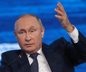 epa10166538 Russian President Vladimir Putin attends a plenary session of the 2022 Eastern Economic Forum (EEF) in Vladivostok, Russia, 07 September 2022.  EPA/SERGEI BOBELYV/SPUTNIK/KREMLIN POOL MANDATORY CREDIT