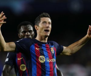 epa10168254 FC Barcelona's Robert Lewandowski celebrates after scoring the 2-0 lead during a UEFA Champions League Group B soccer match between FC Barcelona and Viktoria Pilsen at Camp Nou stadium in Barcelona, Spain, 07 September 2022.  EPA/ENRIC FONTCUBERTA