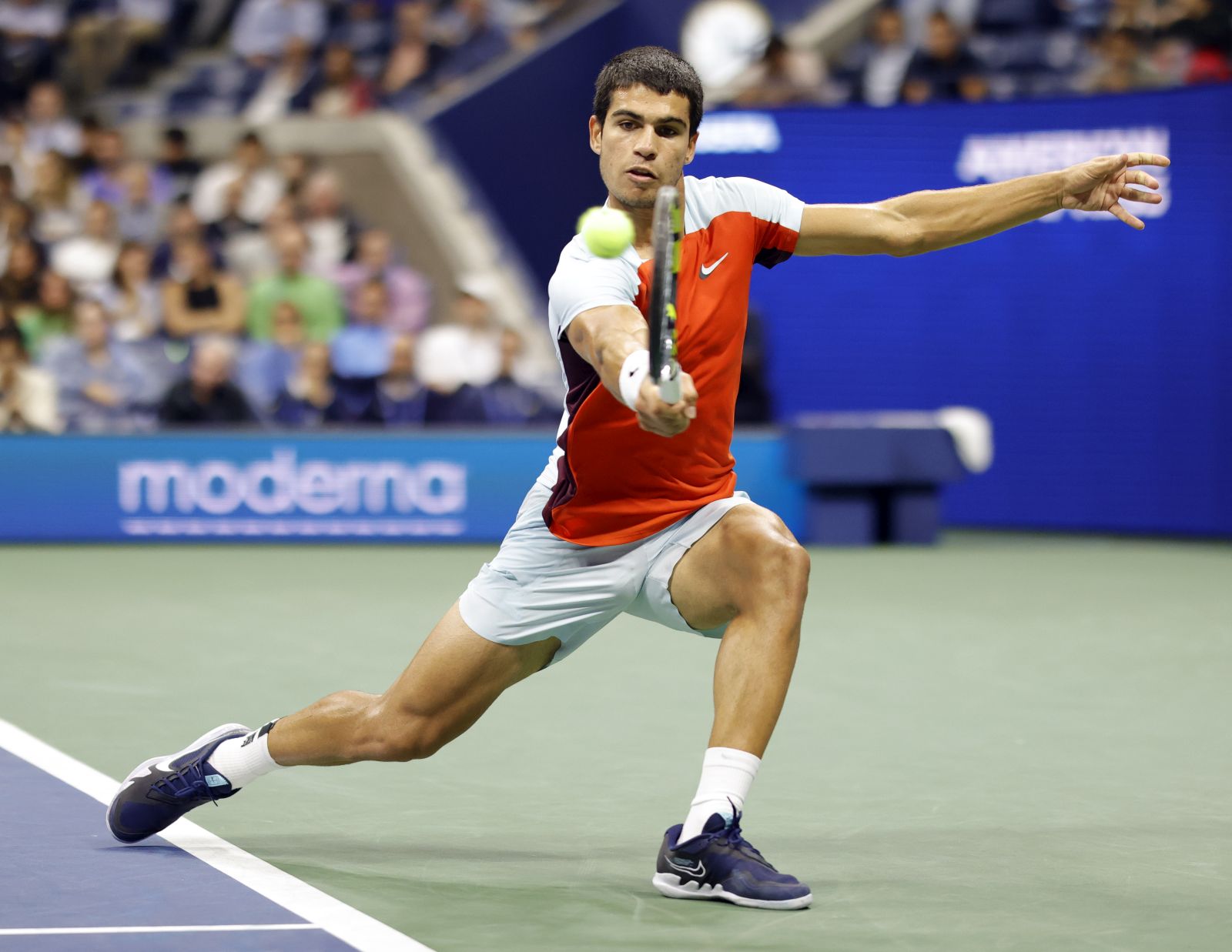 epa10168948 Carlos Alcaraz of Spain in action against Jannik Sinner of Italy during their quarterfinals match at the US Open Tennis Championships at the USTA National Tennis Center in Flushing Meadows, New York, USA, 07 September 2022. The US Open runs from 29 August through 11 September.  EPA/JASON SZENES